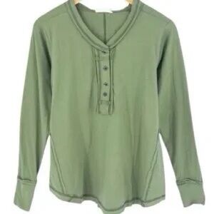 ZENANA NWT 🐈 Top Henley Olive Buttons Size Small - Large